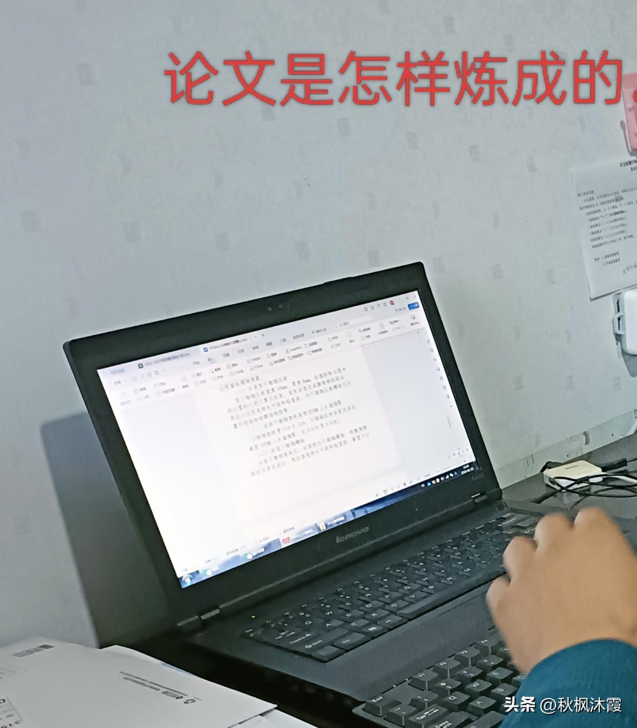 早起到单位，从门卫室拿了快件，到办公室打开，瞬间满屋都是新墨的味道。

指尖抚过