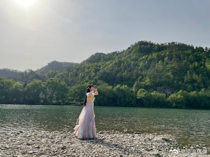 虞书欣虞书欣面具之下是更美的面具虞书欣小兰花未公开造型，白面具遮去半张脸庞，轻纱