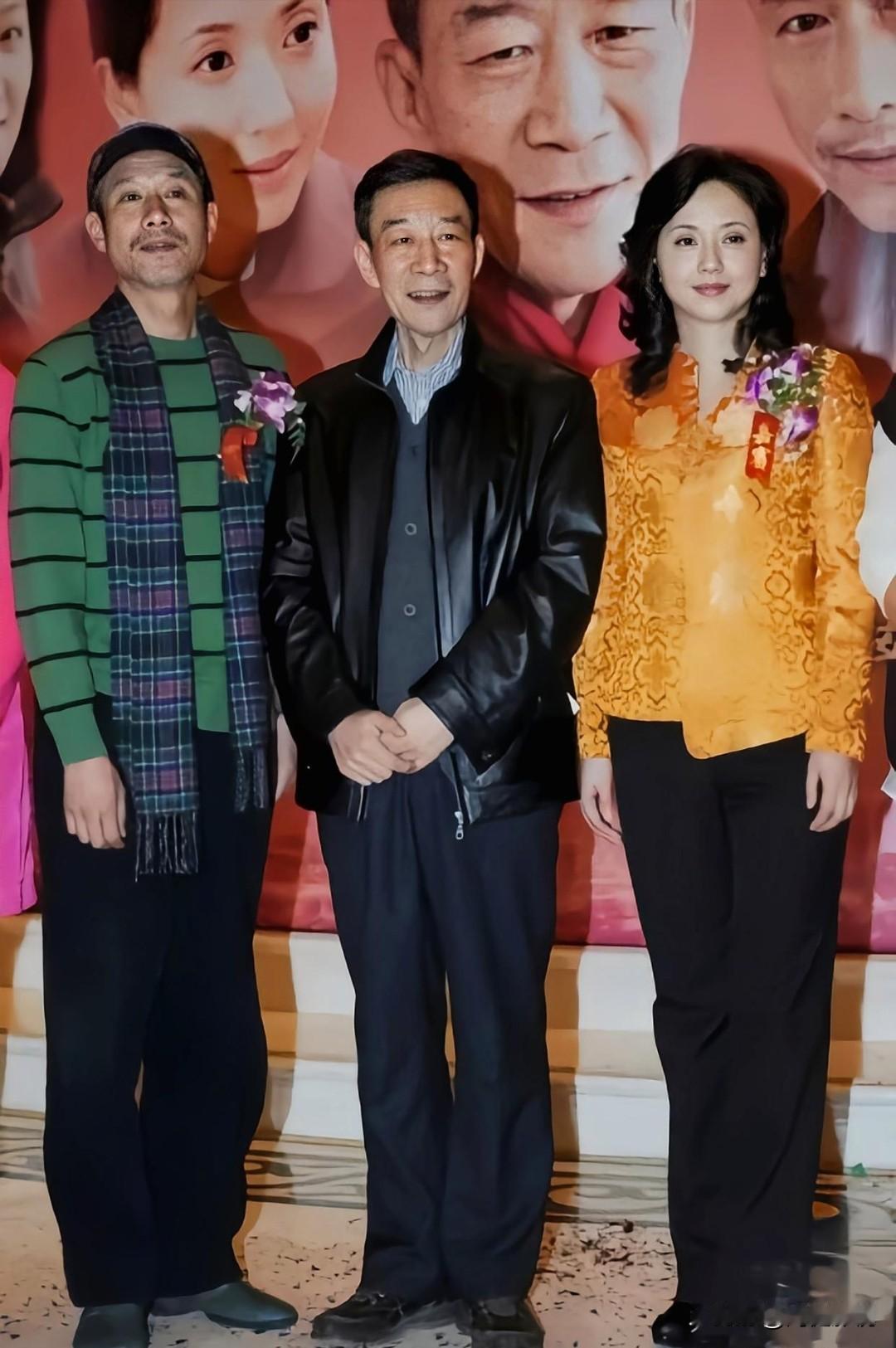 仔细看，左边的是老戏骨刘佩琦，中间是气色盈和的李雪健，而右边这位美女是谁？细眉飞