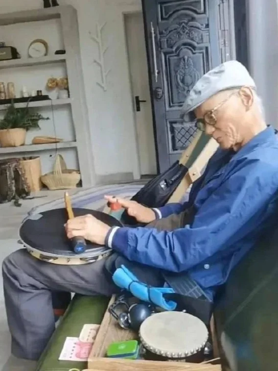 传方大同父亲2年前已离世，妈妈丧夫丧子引人担忧 	 金曲歌王方大同在上...