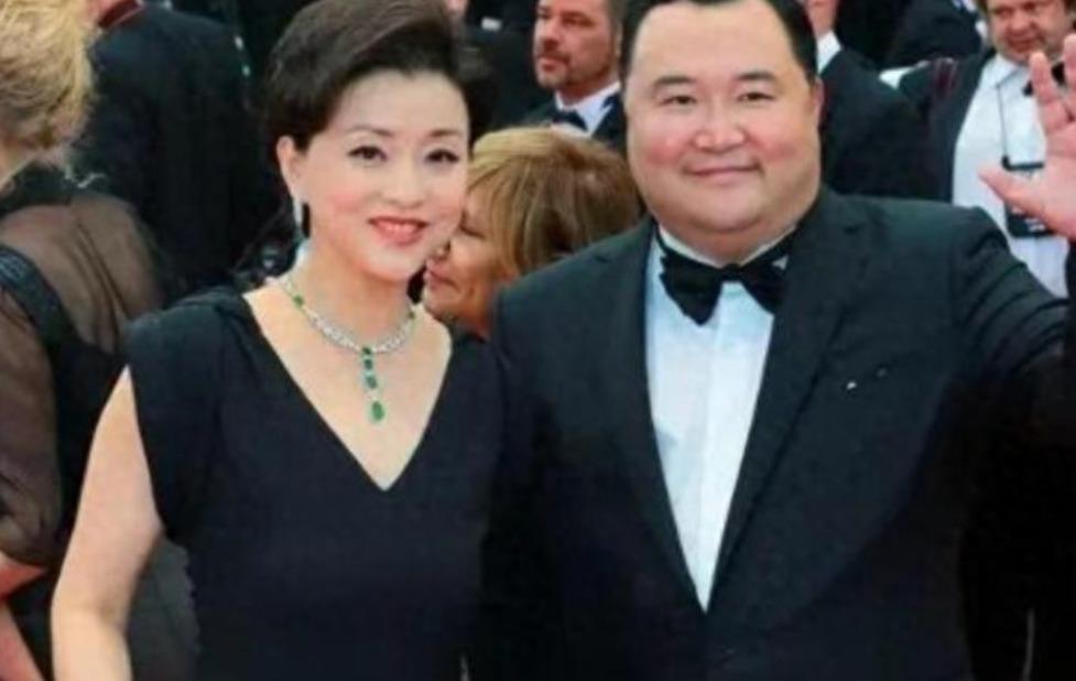 1994年，26岁的杨澜在纽约港一艘游艇上，被200斤富豪吴征告白：“我身后上百