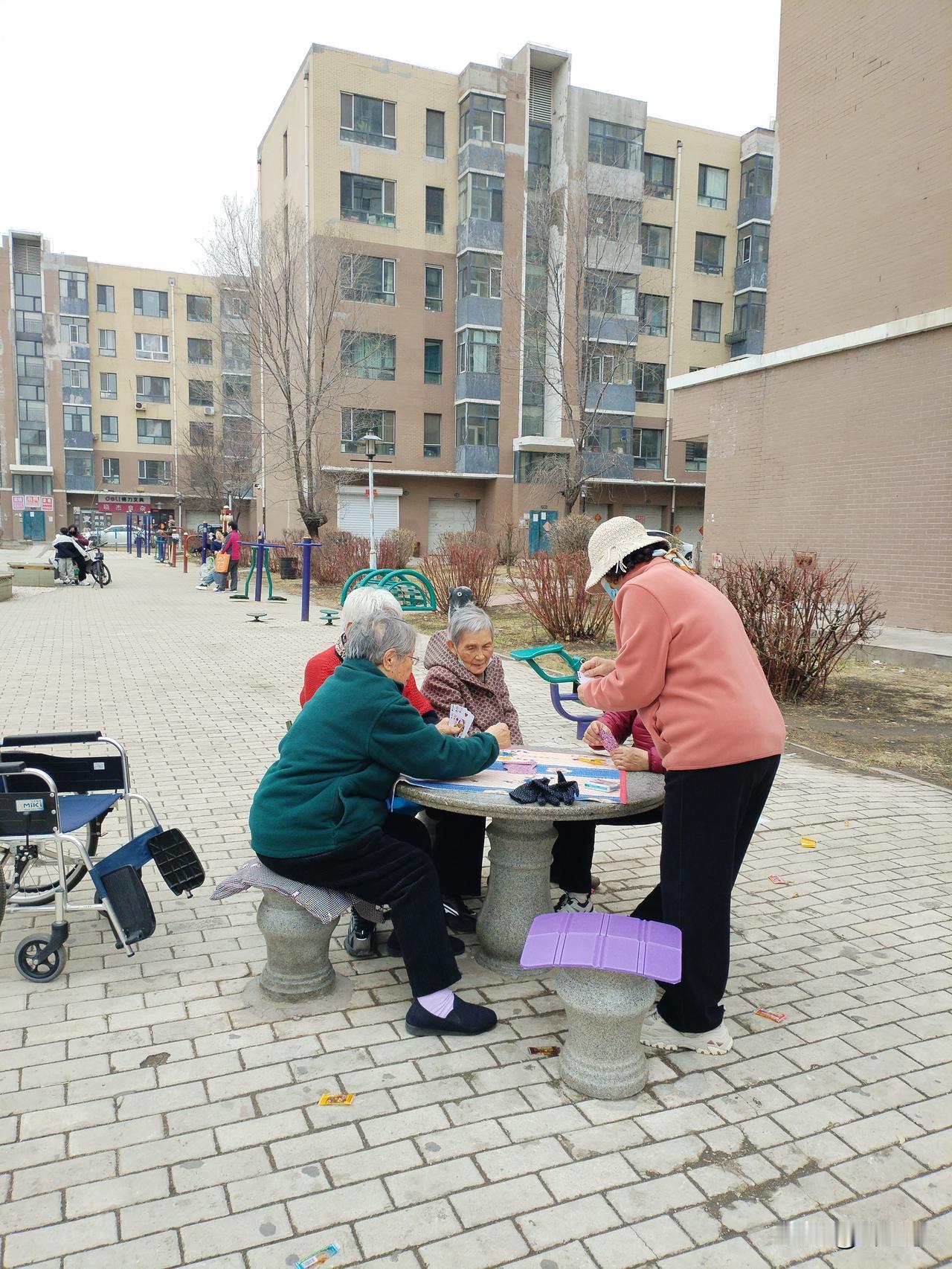 这里是黑龙江省肇东市佳和欣城社区。
   庭院幽静，暖风习习。悠闲的人们，或闲坐