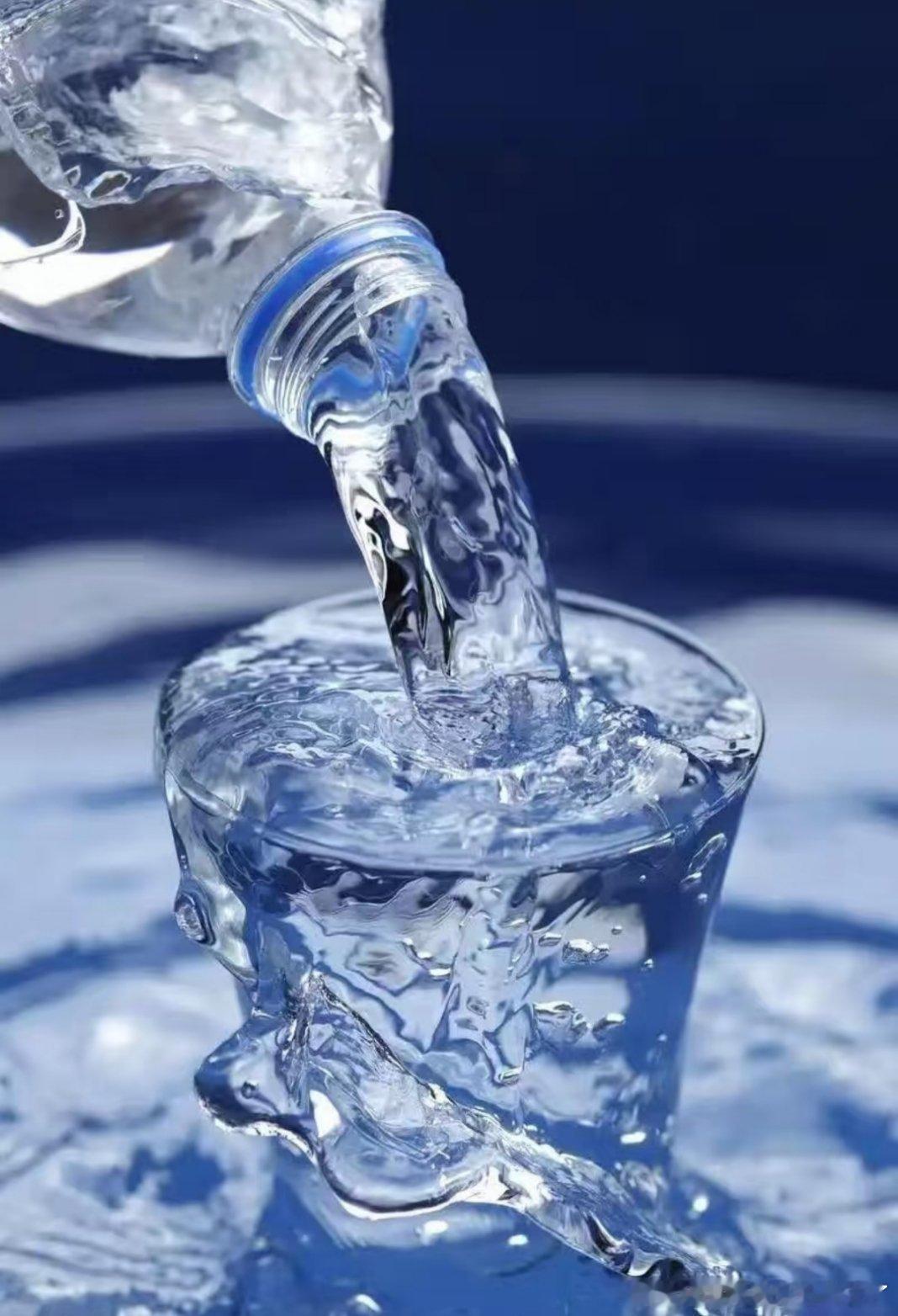 一直以为所有瓶装水都叫矿泉水不少人误以为瓶装水全是矿泉水，其实纯净水、天然水、矿