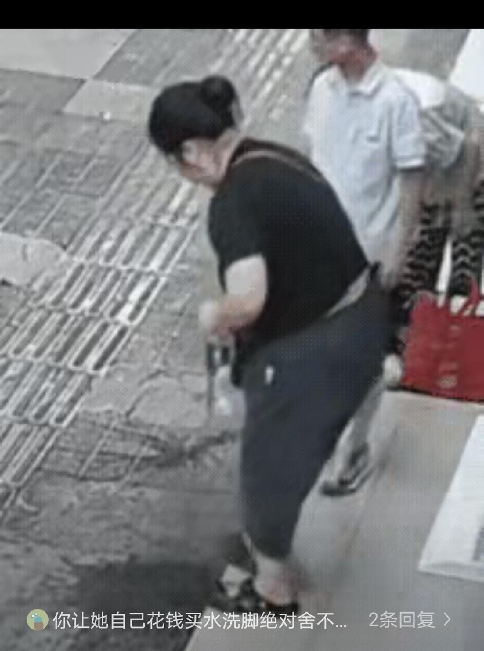 大妈顺手拿走两瓶纯净水，居然拿出一瓶用来洗脚，谁知刚用完转身就重重摔倒。
倘若让