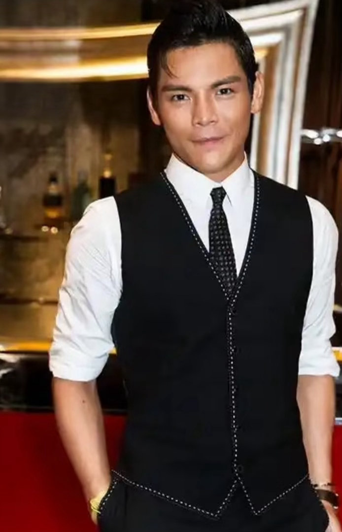 向佐给向华强评论要拍短剧向佐向华强进军短剧市场 向佐这波紧跟老爸步伐太会了！看到