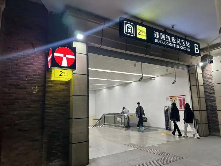 天津的夜归人们，以后下班回家再也不用摸黑找地铁站啦！我想大家平时走夜路，肯定有过