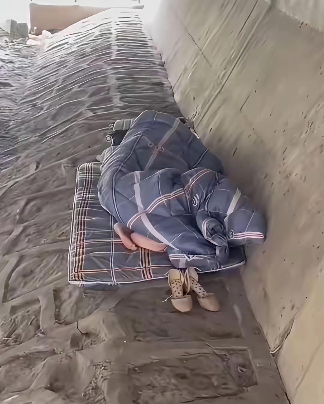 看鞋子应该是个年轻女子，
怎么睡桥洞了
这父母看到得多心疼啊，
如果不是跟家里人