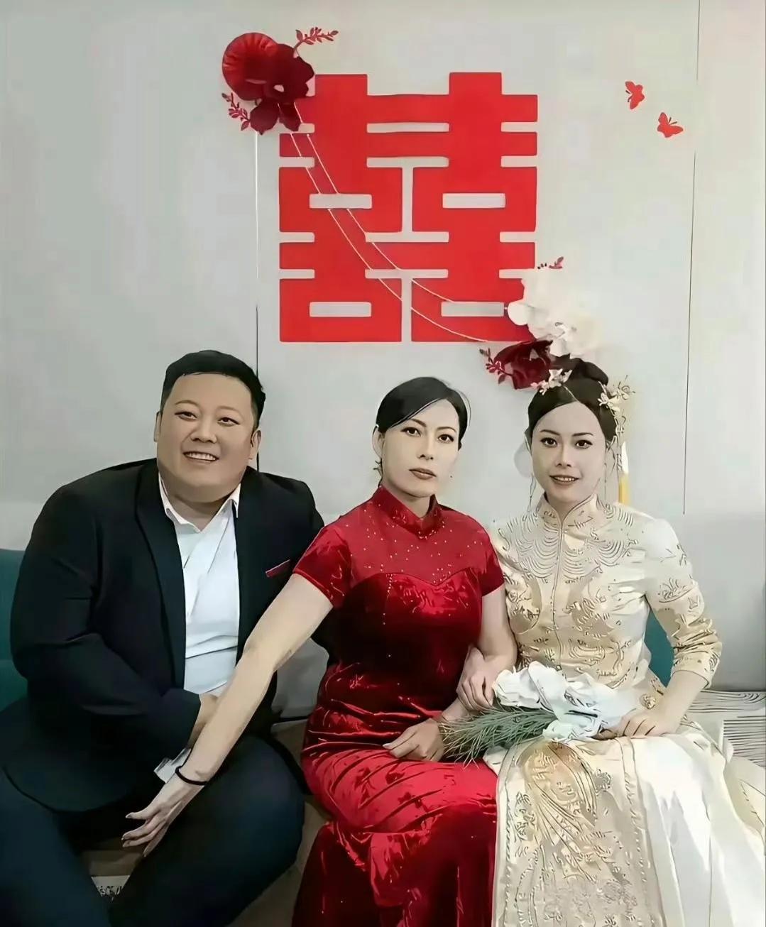 眼神凌厉，这丈母娘一看就很有气场！