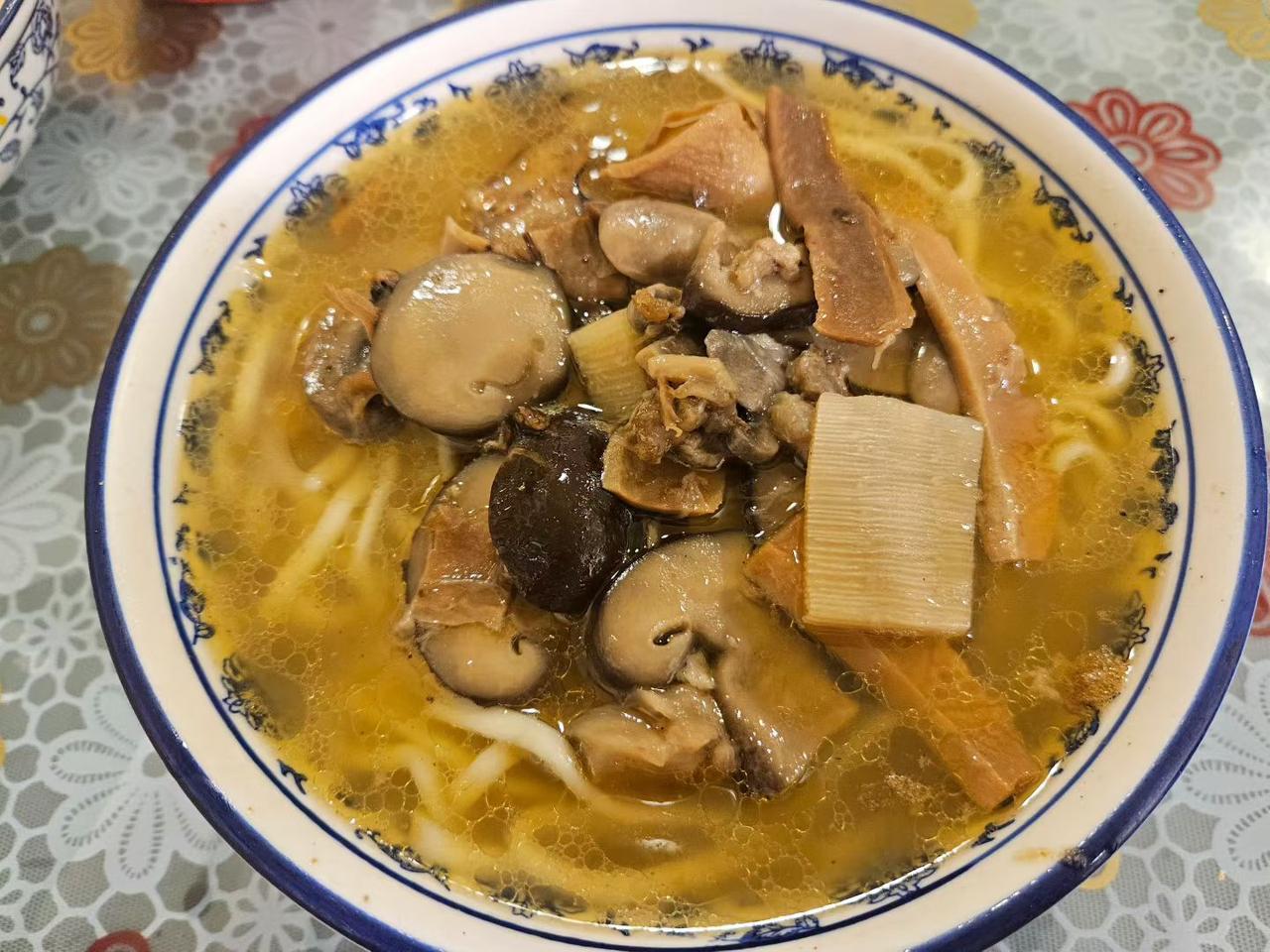 来一张你相册里的美食照片咕嘟咕嘟熬出来的菌菇鲜汤面，鲜得巴适！菌子、笋片堆起一大
