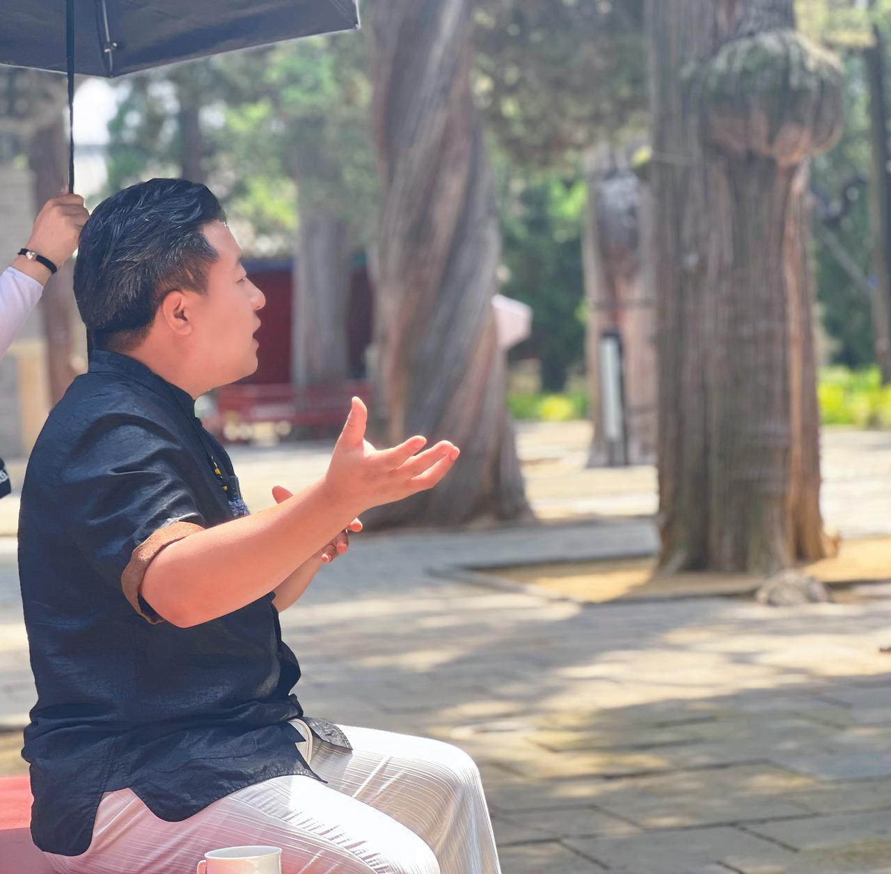 在孟庙的千年树下为大家分享：孟子的思想精义，孟子思想体系宏大精深，被后世尊为"亚