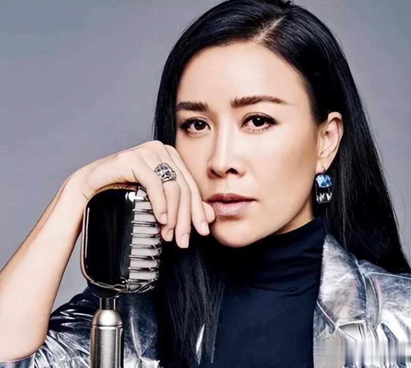 为什么最近有很多网友在指责那英呢，真是让人莫名其妙。其实那英是一位备受同行尊崇的