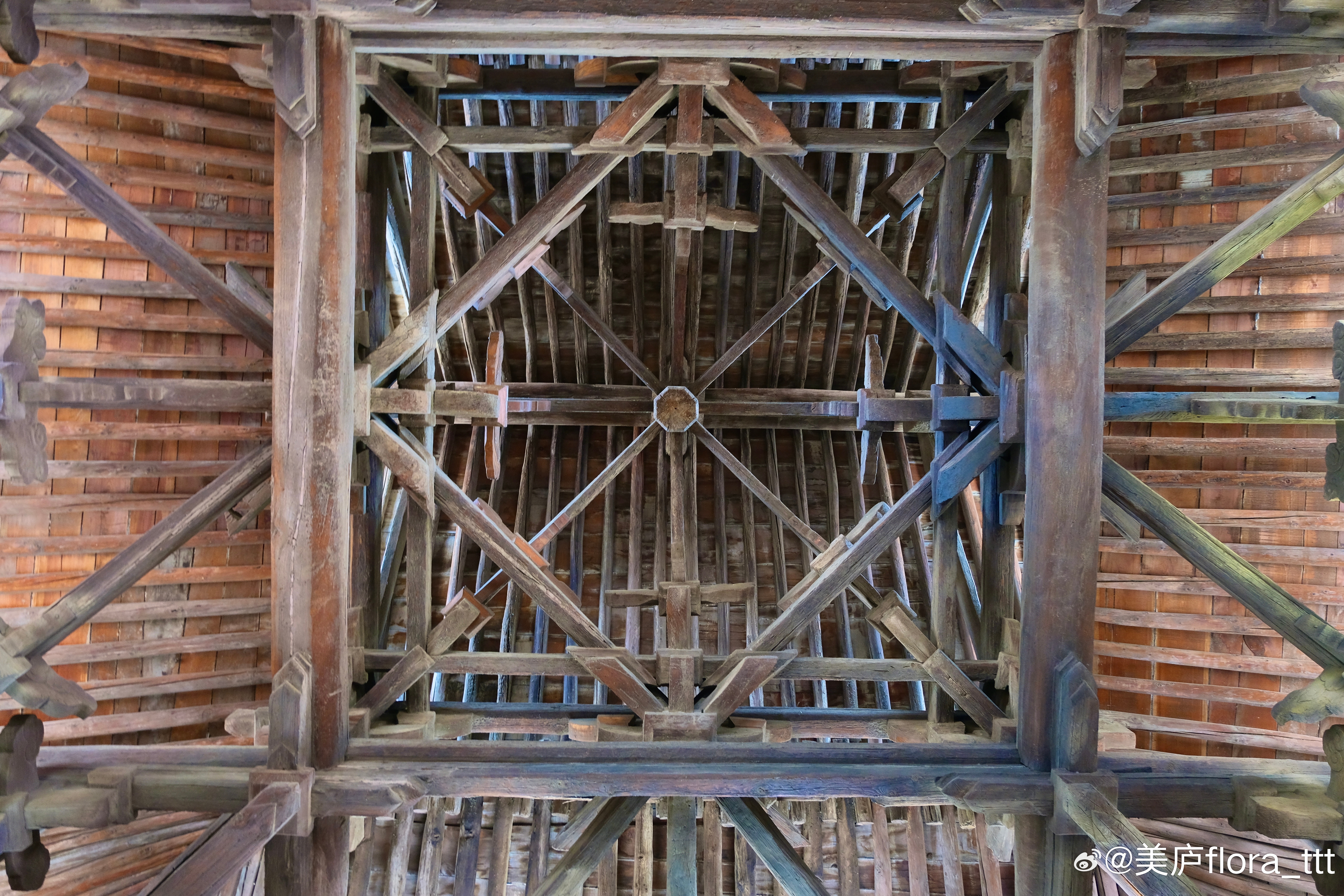 山西古建筑王曲东岳庙王曲东岳庙最精妙的是它的戏台从院外望去 看到的是戏台的背面戏