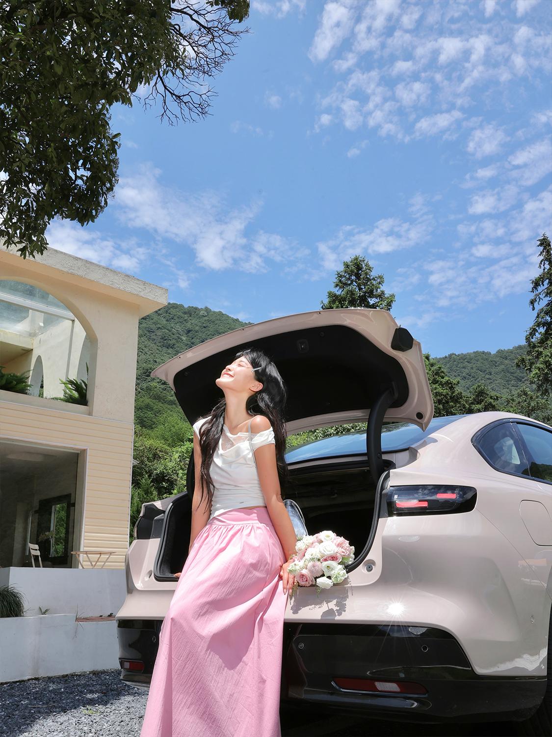 吃饱了撑的，才会稀罕别人半斤八两的爱。
世上太多敷衍的温柔、权衡的偏爱，看似热闹