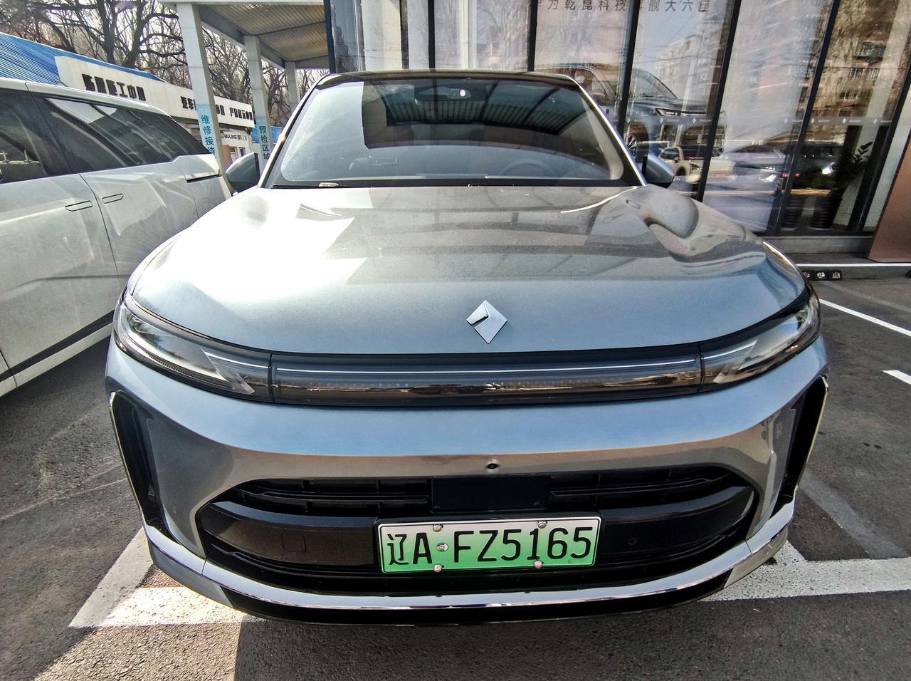 华为乾崑旗舰六座《华境S》
   上汽通用五菱旗下，一款华为乾崑科技旗舰大六座S