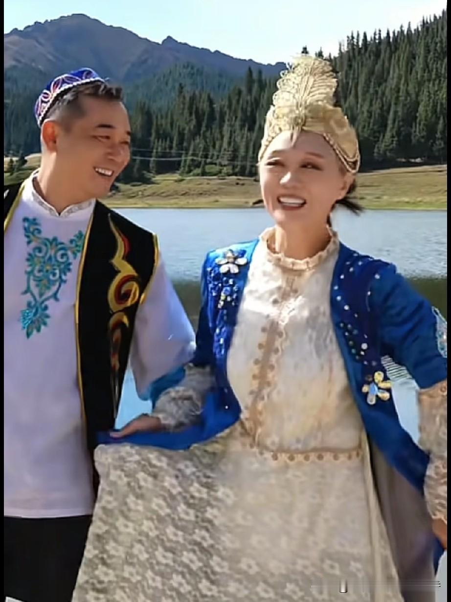 吴琼和阮巡来到新疆带货，他们夫妻俩穿着新疆民族服装，随着克里木唱的《大板城的姑娘