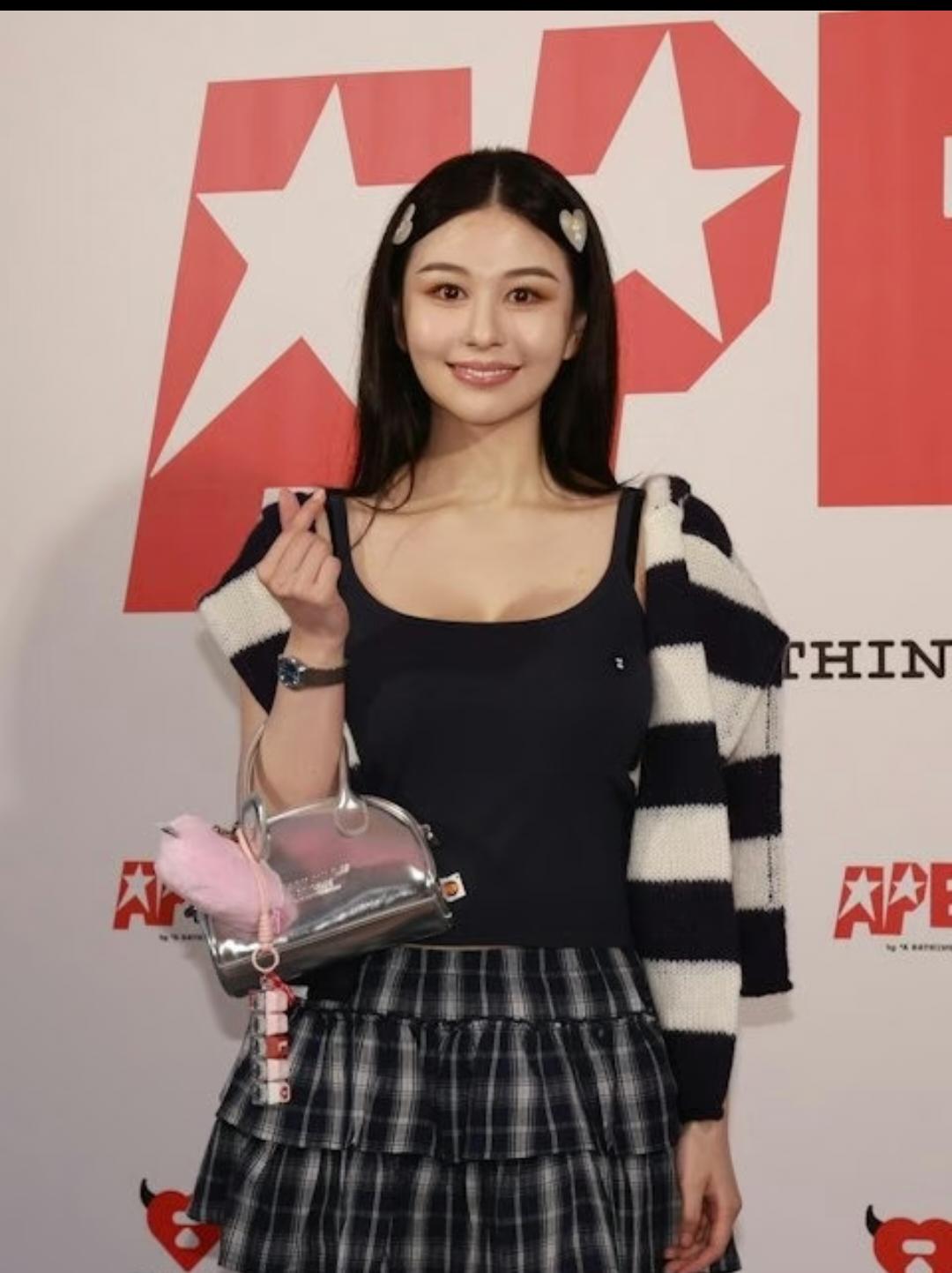 邱淑贞的大女儿沈月最近接受采访，大谈自己的择偶观！
只是她真是比大多的星二代要漂