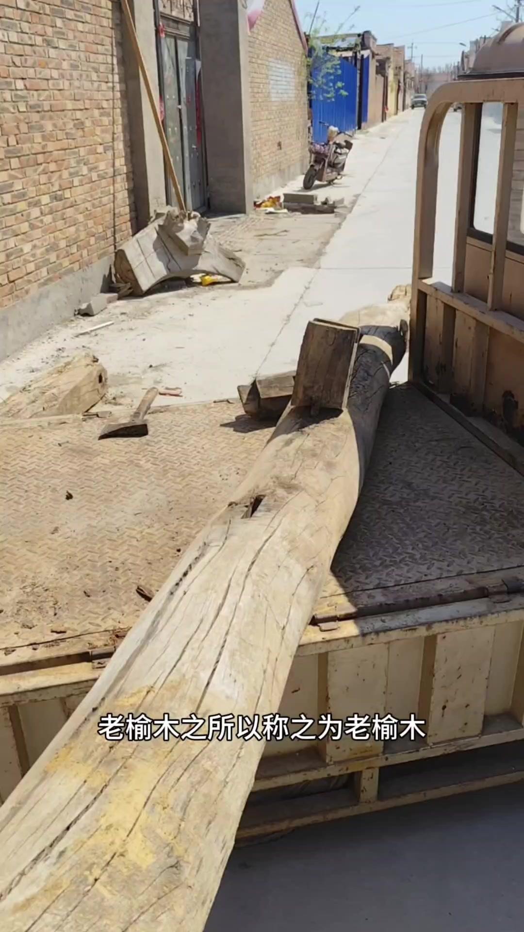 老榆木茶桌的独特之处，在于它来自老土房的拆料。这些老房梁曾是南北向的房梁，上面有