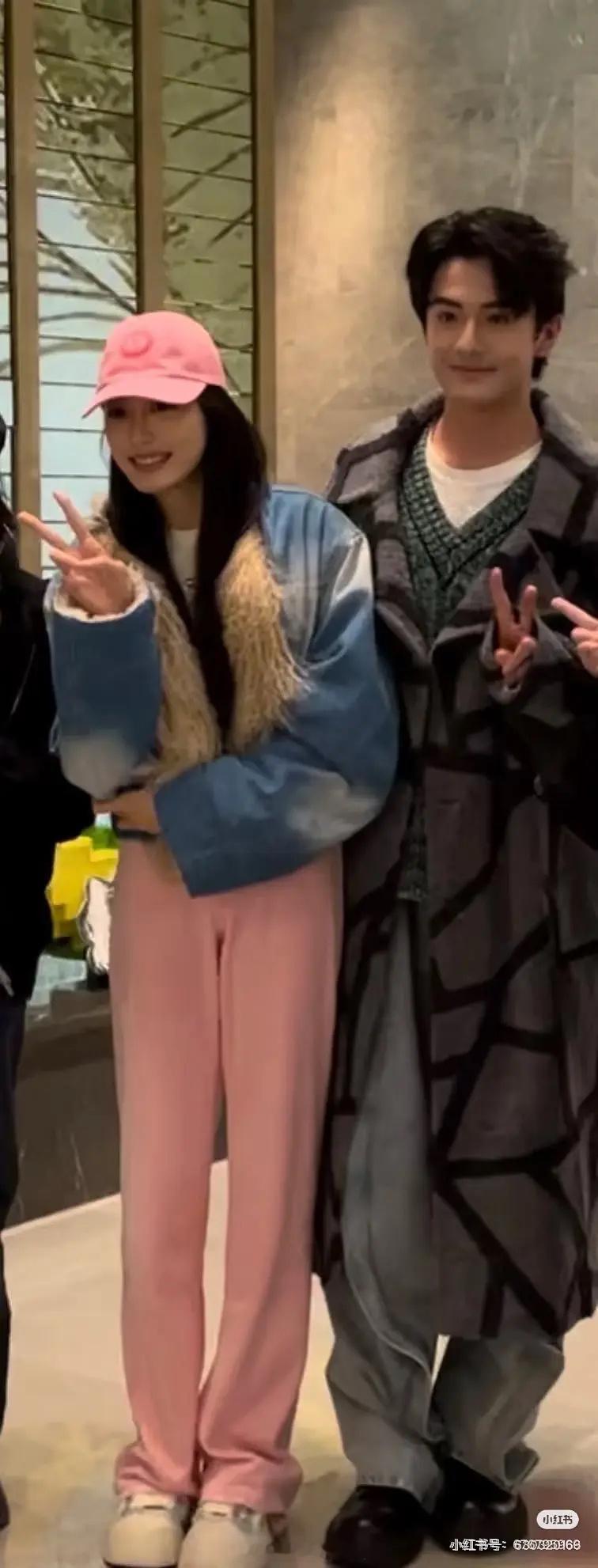 终于看到凌晨四点偶遇的衣服全貌  凌晨看视频还以为言子穿的裙子🤣卡子这一身直接