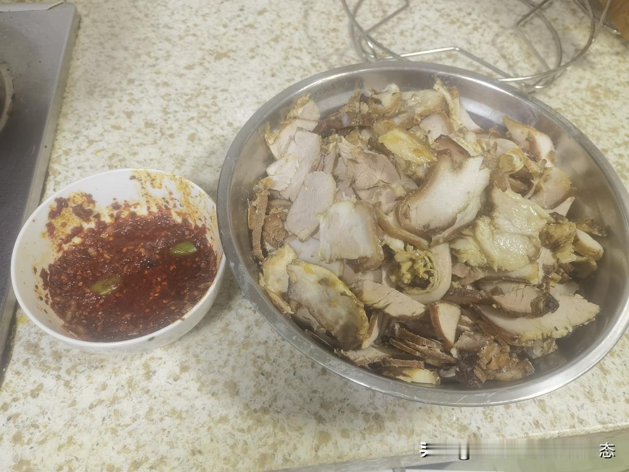自己制作了一锅卤肉。

凉了，把这些卤肉切成片。
再配上一碗贵州辣椒蘸水。
味道