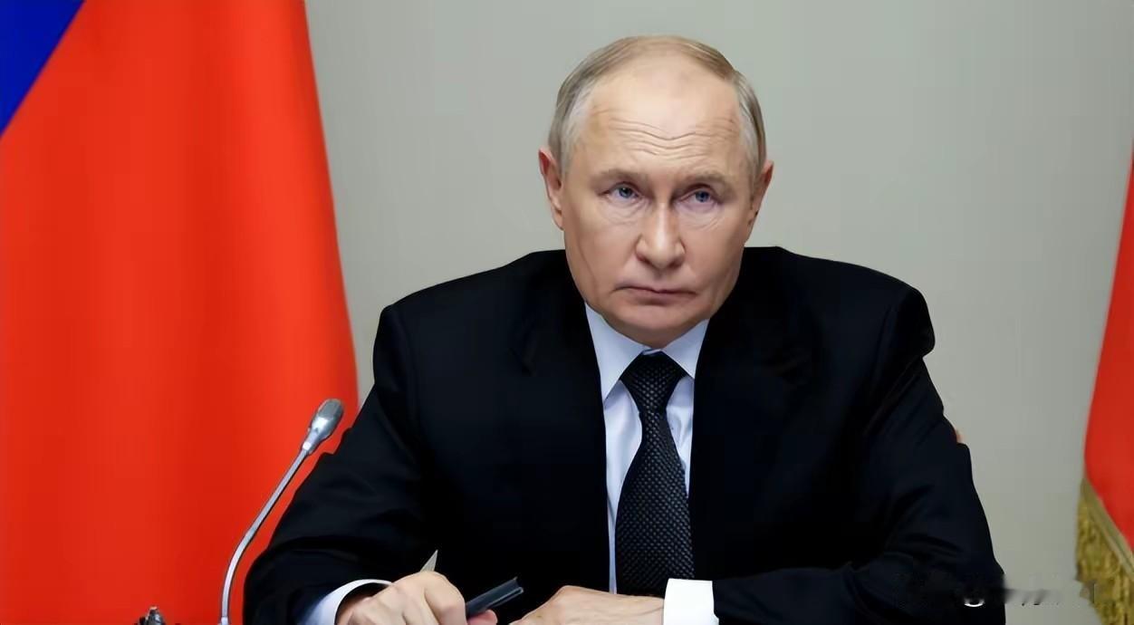 1. 中方一队人马抵俄与普京会面 普京高度评价中俄关系：日前中方一队人马抵达俄罗