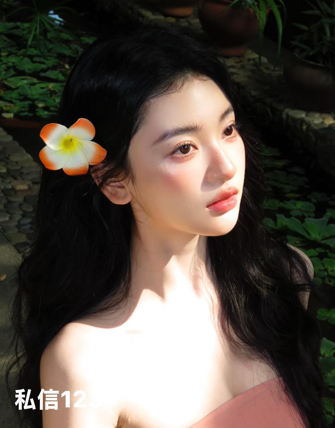 蕾丝长裙确实能营造浪漫氛围，尽显女性魅力。不过，穿蕾丝长裙可不少踩坑。像深色上衣