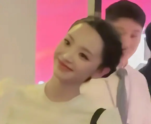 还是把刘海放下来吧，真有点儿诡异