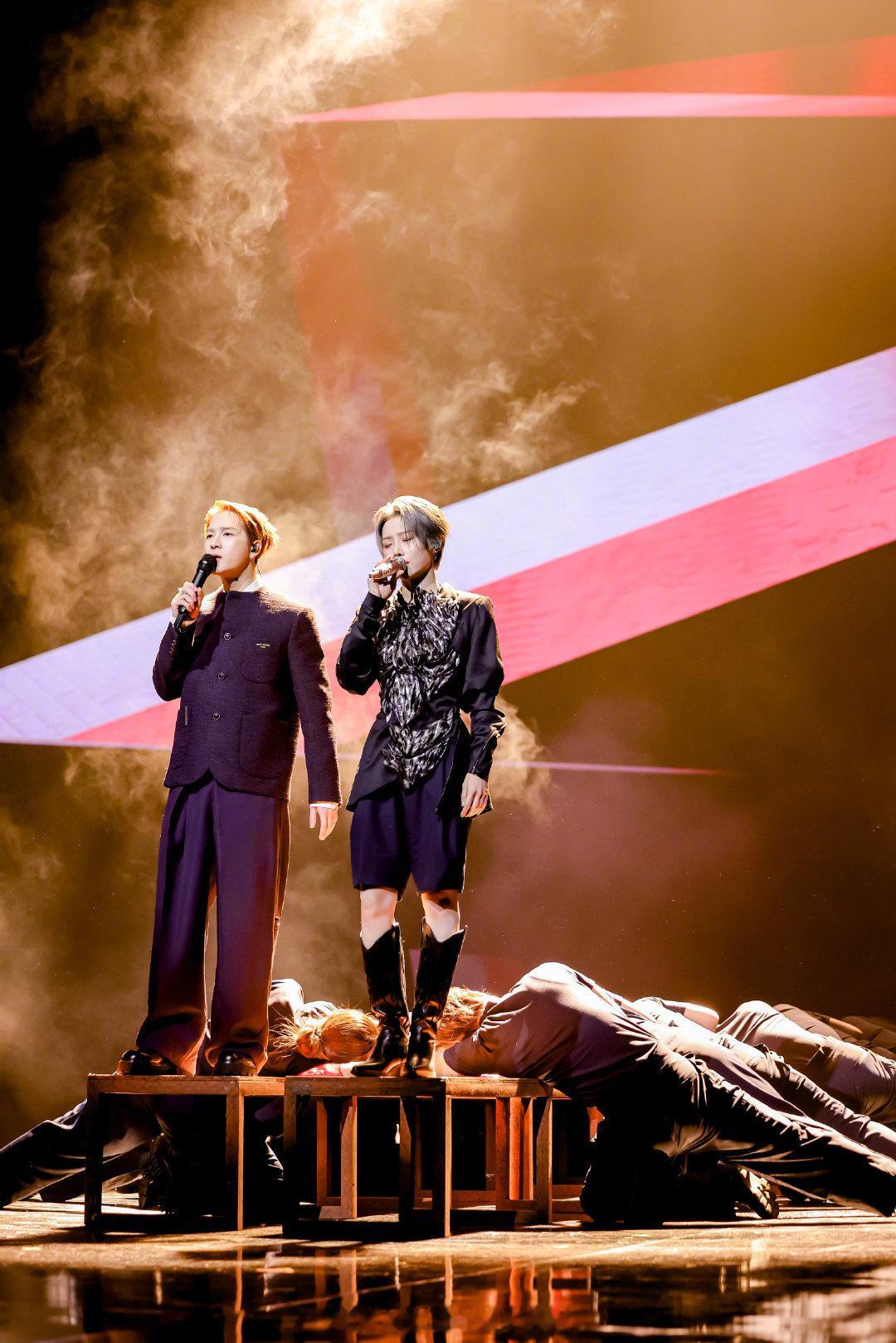 刘雨昕深夜发文引导粉丝，希望粉丝理解合作舞台，对方也是自己尊重的前辈和朋友起因是