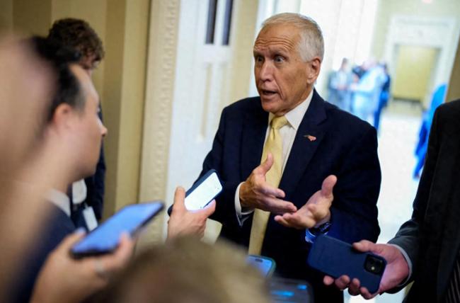 美国最近因为一桩军事丑闻吵翻了天，“谁下令二次打击就滚出美国”这话一出来，直接把