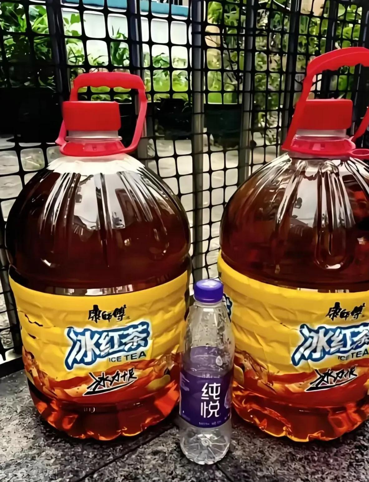 我问包工头，为什么冰红茶能在工地封神？  

包工头拧开1升装的冰红茶猛灌半瓶，