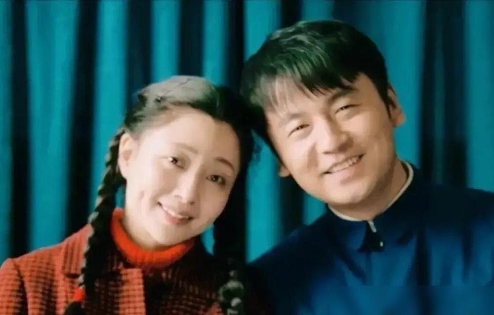 来了。平地惊雷。昨晚金鹰奖现场。鸦雀无声。然后，《人世间》的名字被念了三遍。最佳