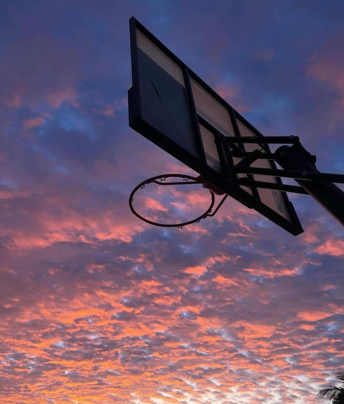 即使生活有时阴暗，也要向上仰望星空。早安！早安心语