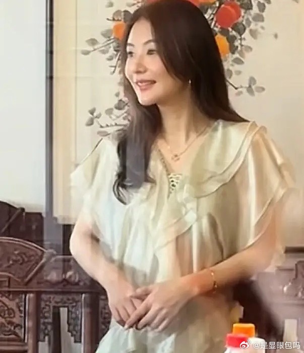 郭富城老婆在安徽娘家还没走，有粉丝偶遇方媛陪外婆逛当地大润发超市，她已经38岁了