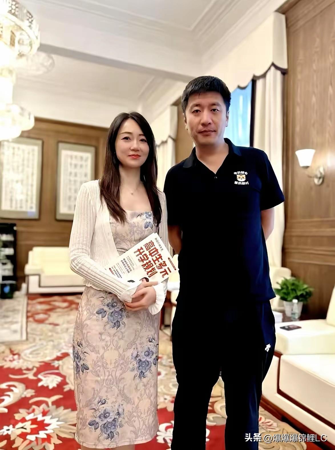 张雪峰跟女粉丝合影的视频，不知道大家刷到没。

他在现场那个手啊，简直绝了。
