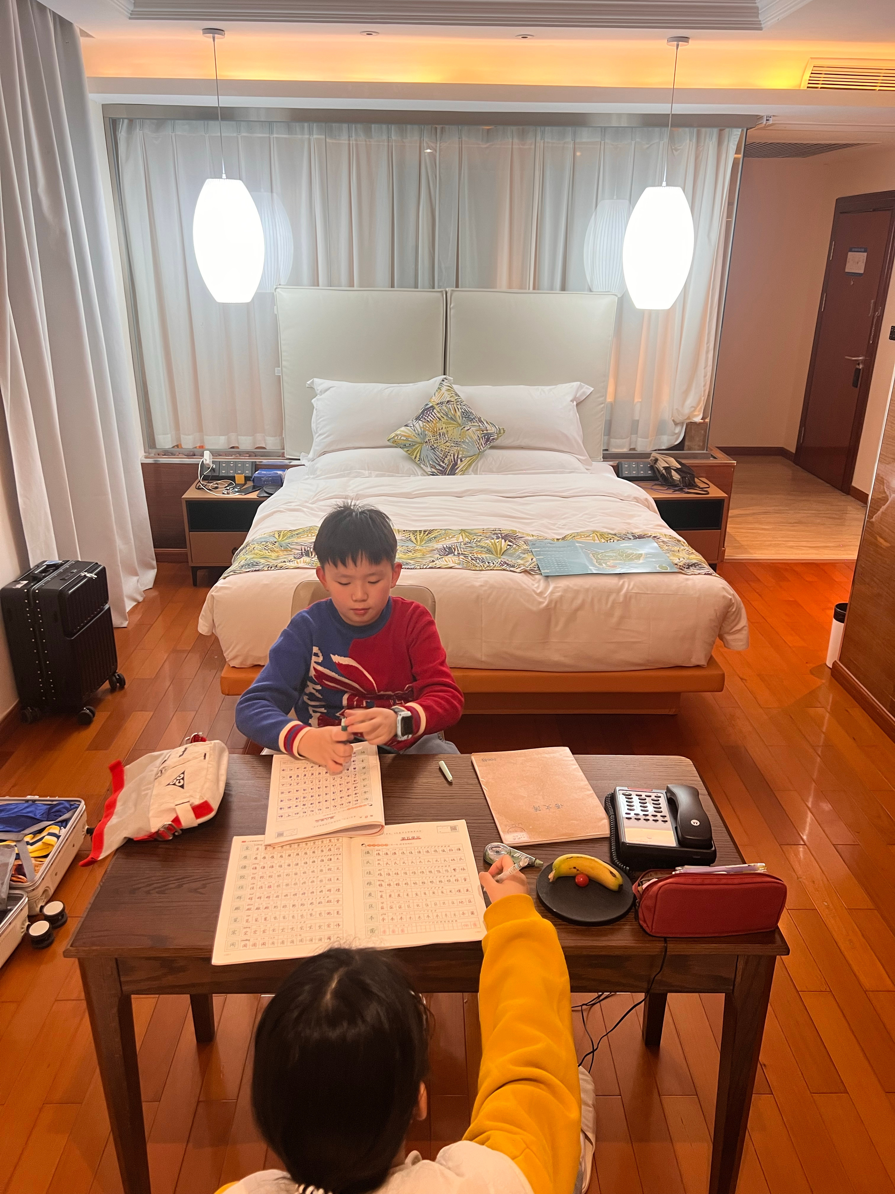 今天折腾了一天带Steven和他的好朋友们上岛了，结果人家到酒店第一件事是双双开