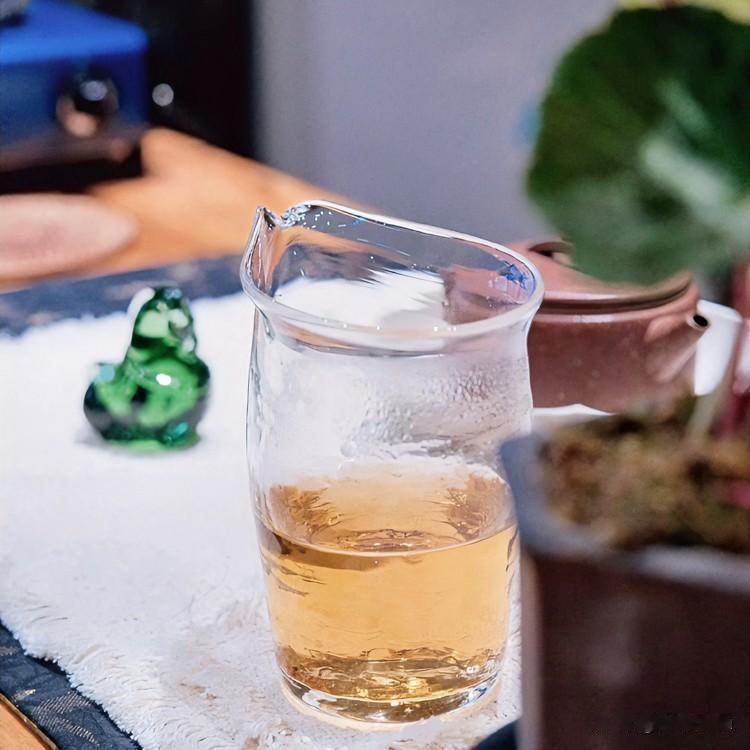 《茶烟行·乐府体》
水汽漫，茶烟扬，喧尘碎此境清凉。
知己坐，话声长，烟火山河共