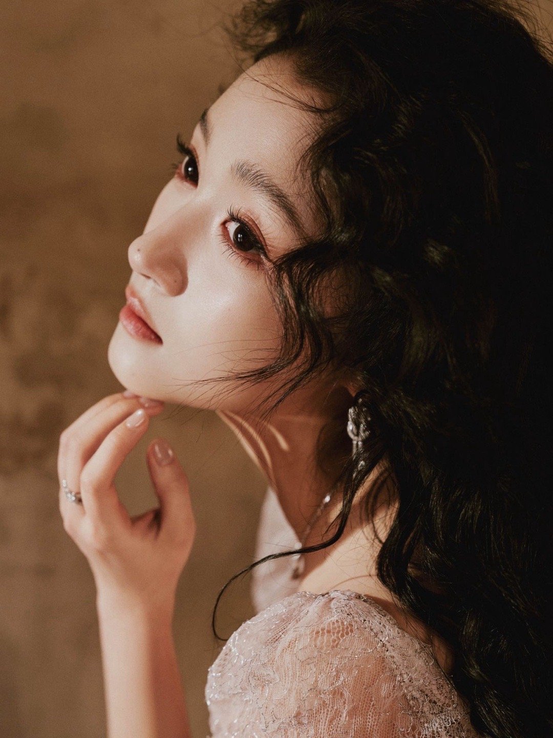 关晓彤的妆造正确 今晚的关晓彤是古典童话里走出的公主！羊毛卷发型搭配精致妆容，整