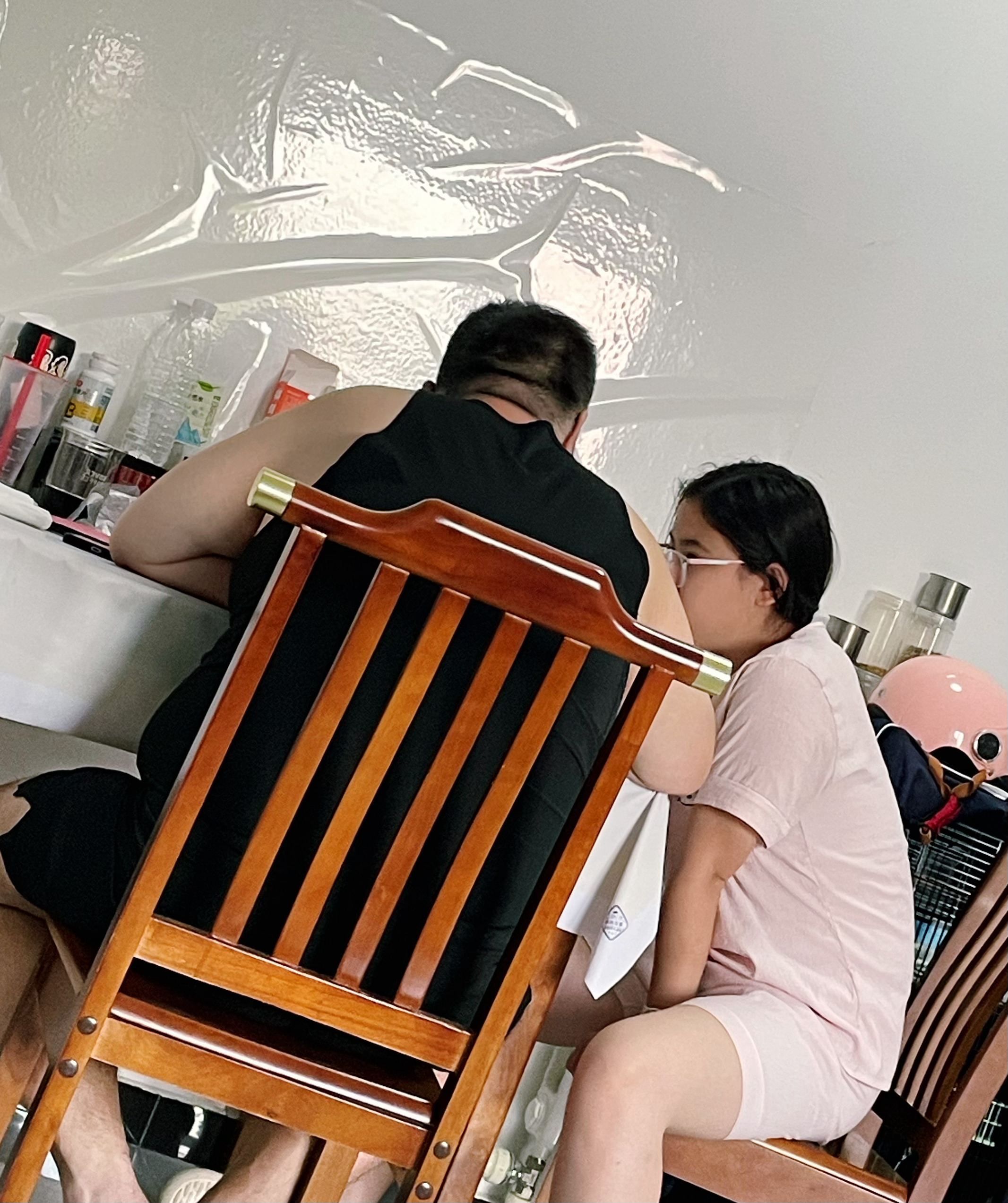 九月份的准初中生，娃她爹怕开学有分班考试，提前买了教材回来教小崽子