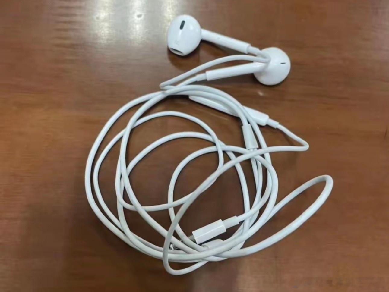 有线耳机不是挺好的吗？声音稳定 而去戴起来很有潮流味道无线耳机带久了，现在对有线