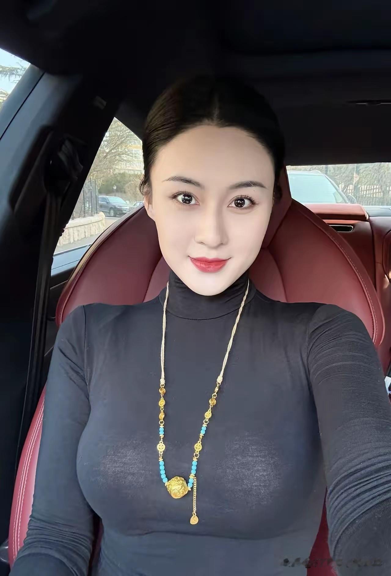 这是哪个的婆娘吗，人漂亮就算了，连笑也那样迷人？