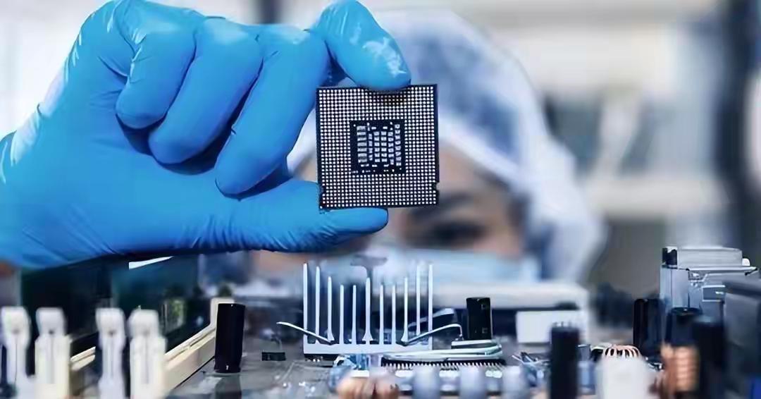 轮到美国被“垄断”了！“芯片之父”弃美回国，研发成果堪比核武
谁能想到，曾经被美