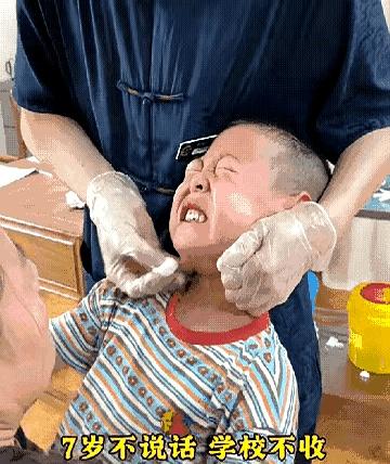 一块酒精棉，没落下的针，七岁男孩忽然喊出“叔叔、爷爷、姐姐”。
网上这段真实视频