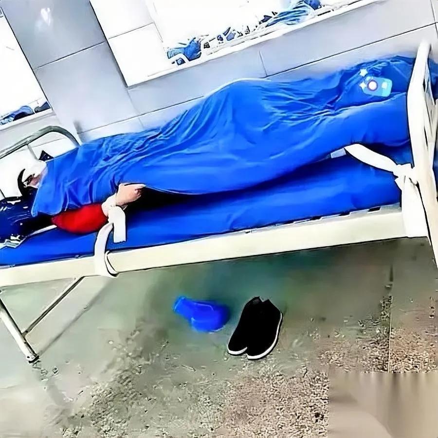 襄阳老人被拖进“疯人院”。

5000块一颗人头，医保秒变提款机。

我连夜扒了