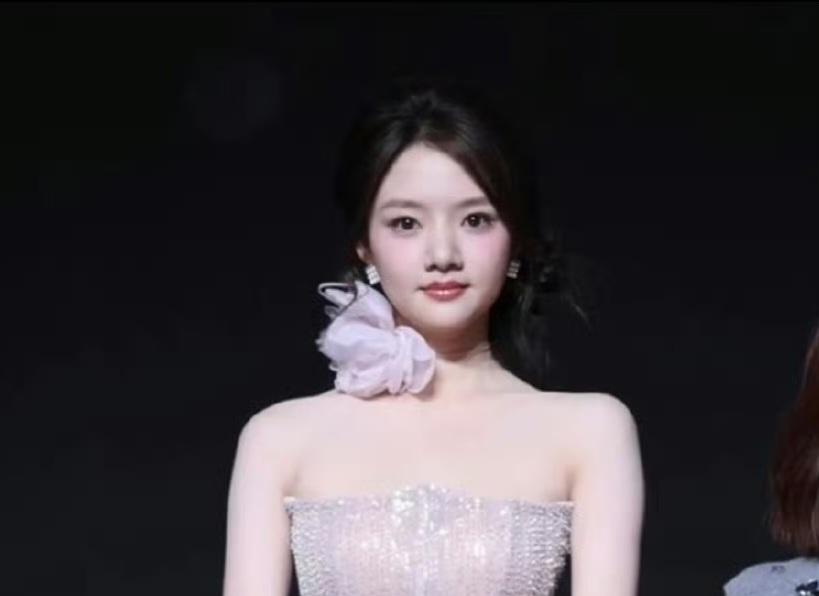 任敏真的不算普，跟其他明星合影也挺可爱！
这姑娘吃亏在鼻子，还有就是上半部分脸略
