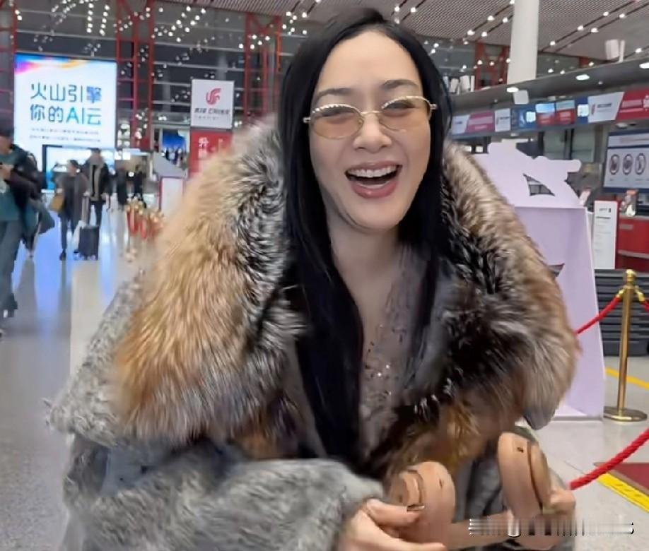 钟丽缇这衣服也太显脸小了吧！
她身着此衣，既美又可爱，
感染力十足，
让人莫名就