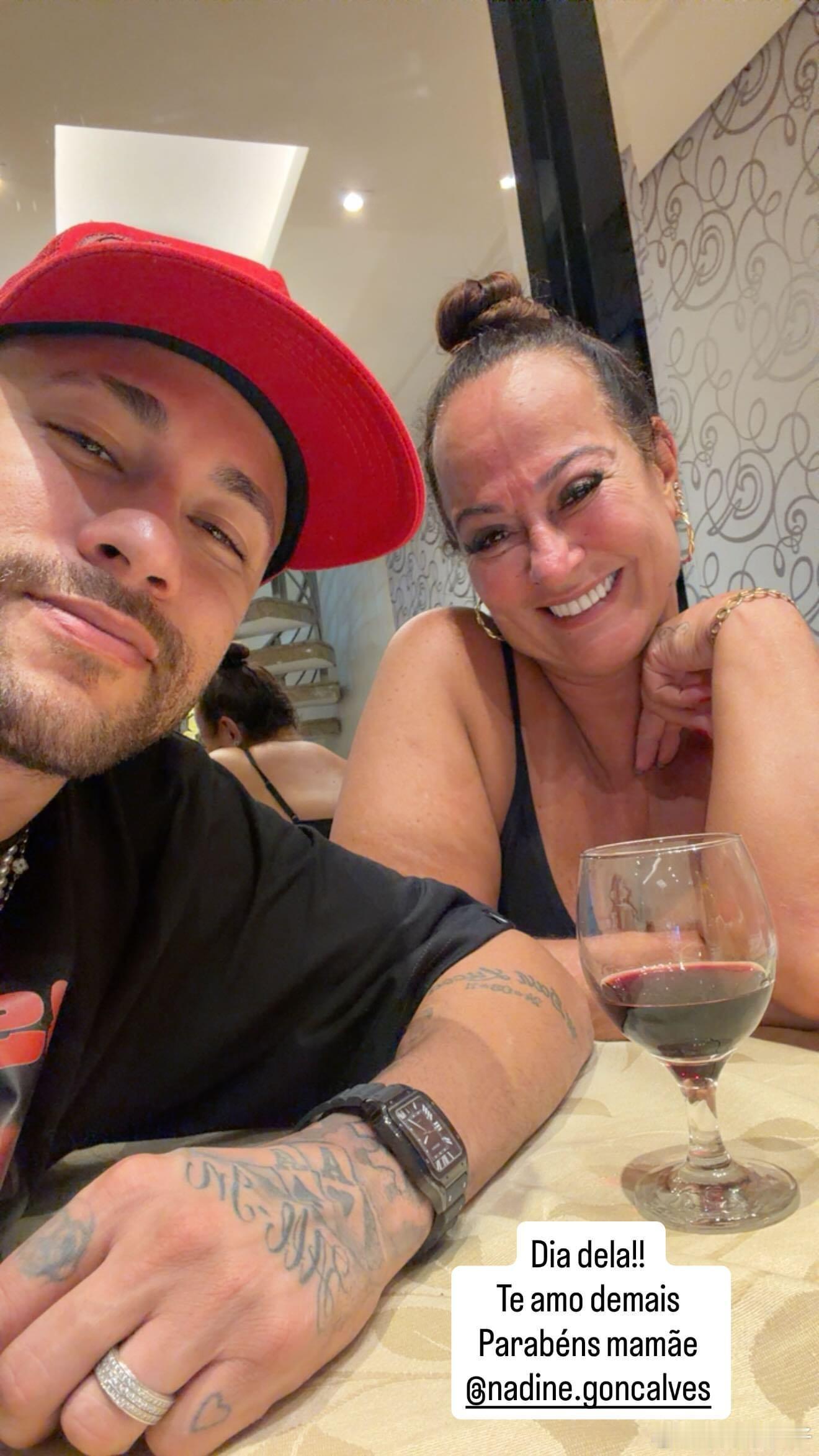 内马尔内马尔 内马尔今天有点乖啊！给内妈过生日🎂属于她的一天！爱你到不行生日快