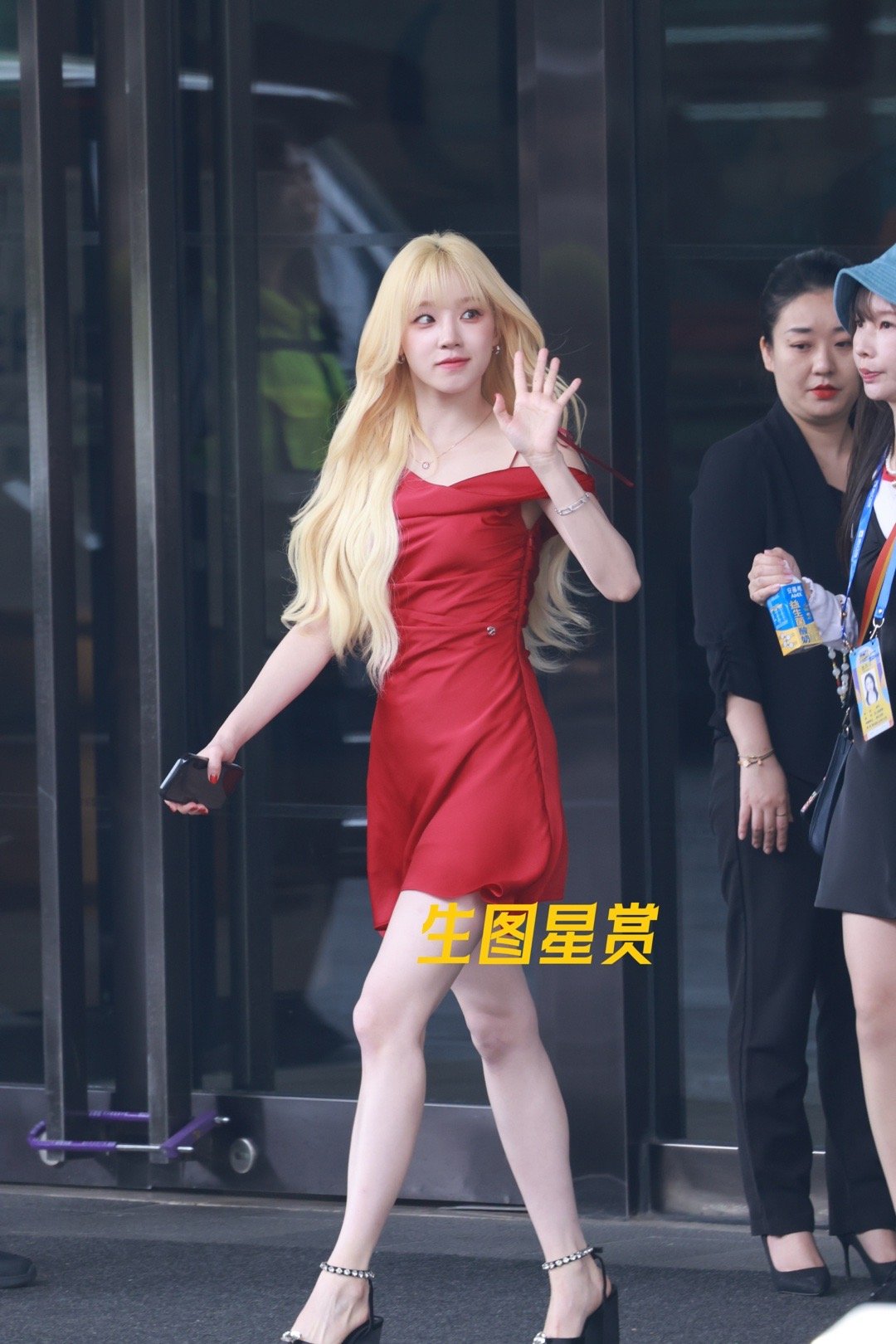 宋雨琦奔跑吧发布会出发，金发靓女，红裙好喜庆❤️💃🏻 | 2618独家 ​​