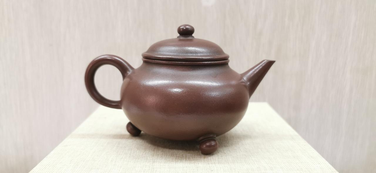 中国宜兴早期精品紫砂茶壶（独孔、约155cc）
现在还能买到正宗的宜兴紫砂壶吗?