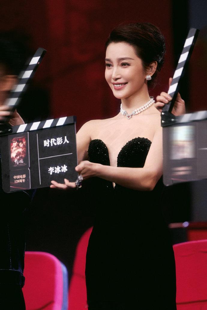 李冰冰登场即焦点 从小春晚到微博之夜，李冰冰一路高光登场，状态全程在线气质拉满，