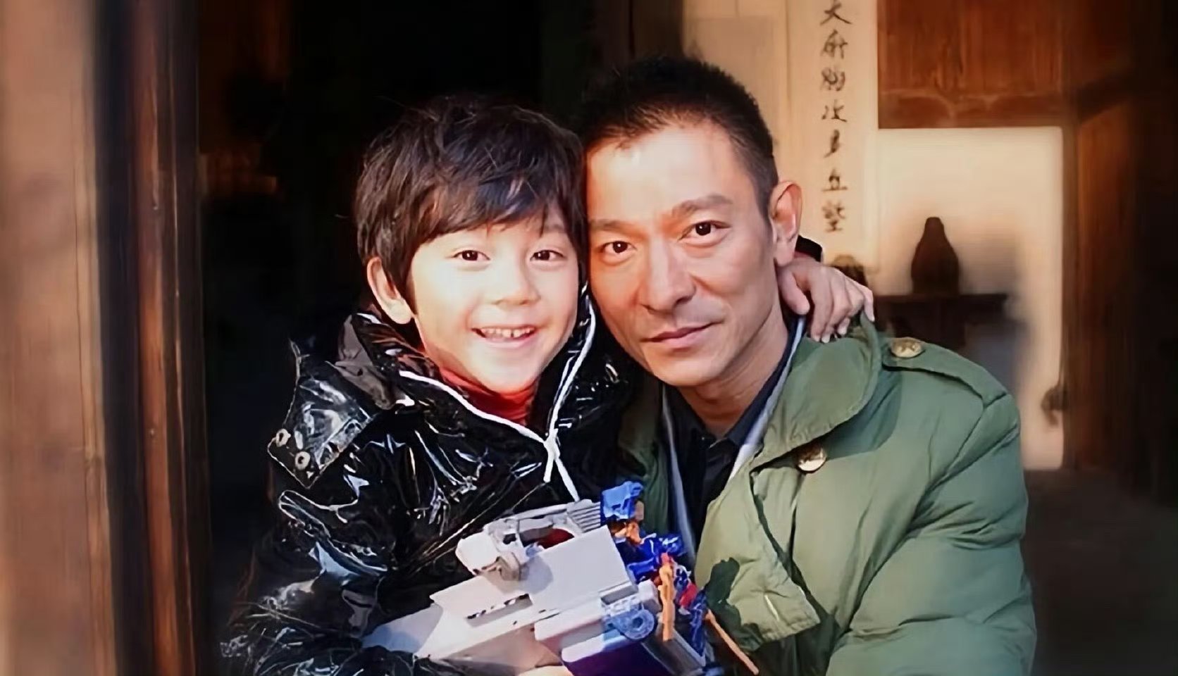 半个娱乐圈的人都抱过林沐然“被半个娱乐圈抱过”的林沐然走红，本质是大众对“看着一