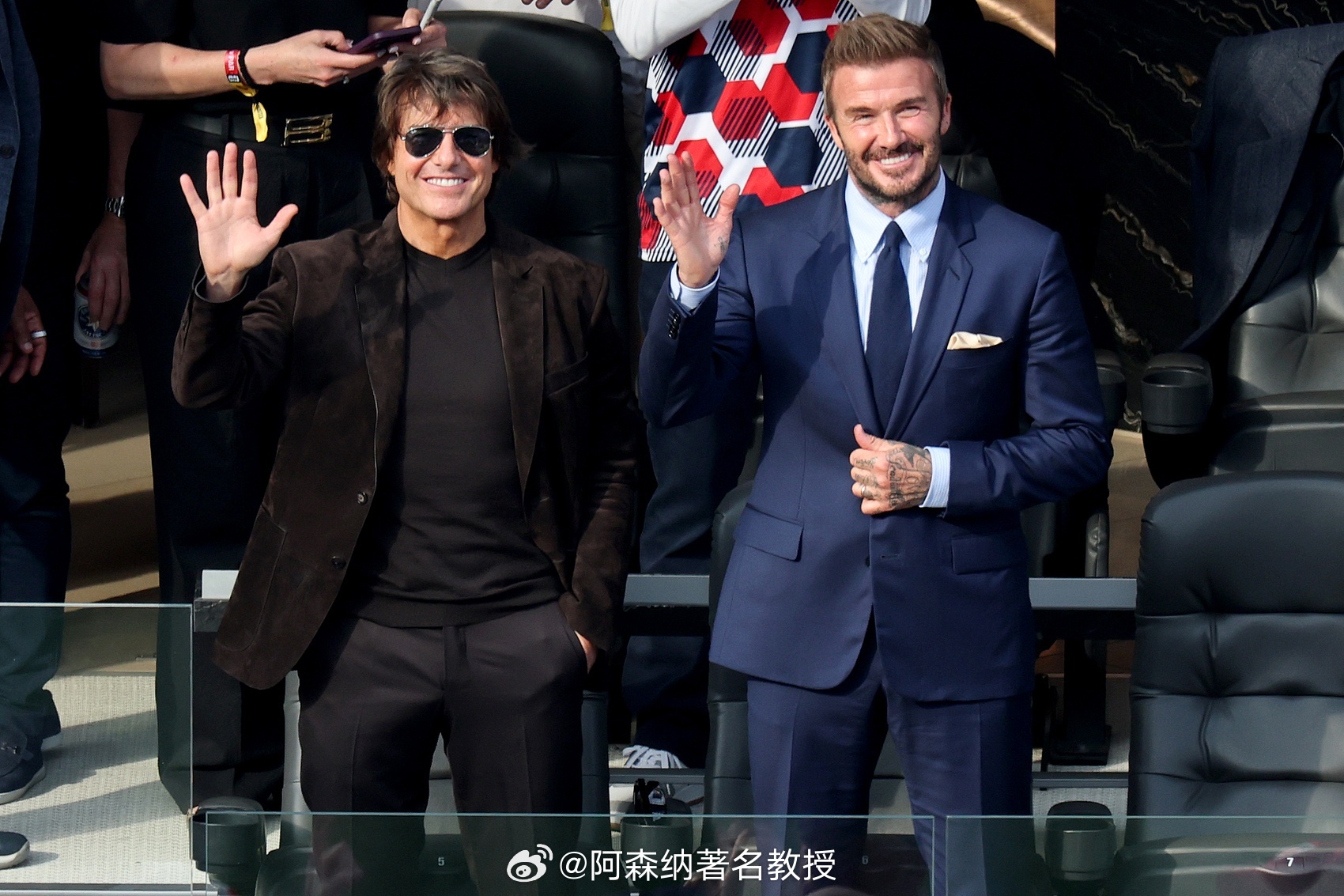 阿汤哥小贝同框看美国vs巴拉圭美国vs巴拉圭 阿汤哥和小贝都来到现场观赛，前枪手